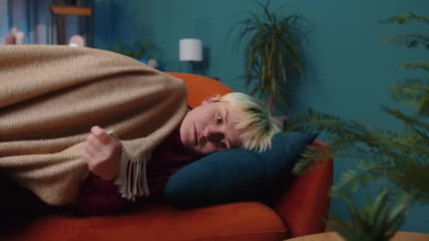 Zmęczona Młoda Kobieta Krótkimi Blond Włosami Leżąca Łóżku Odpoczywająca Domu — Wideo stockowe