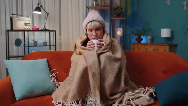 Chora Młoda Kobieta Owinięta Kratę Siedzi Drżąc Zimna Kanapie Pijąc — Wideo stockowe