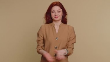Ben en iyisiyim, beni seç. Kazanan kızıl saçlı mutlu kadın kendini göstermekten gurur duyuyor, kendine güvenen, başarıdan aşırı mutlu görünüyor. Genç kızıl kız bej renkli stüdyo arka planında tek başına izole edilmiş.