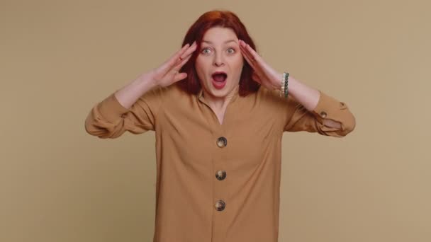 Podekscytowana Ruda Kobieta Bluzce Dotykająca Głowy Pokazująca Eksplozję Wyglądająca Zmartwioną — Wideo stockowe