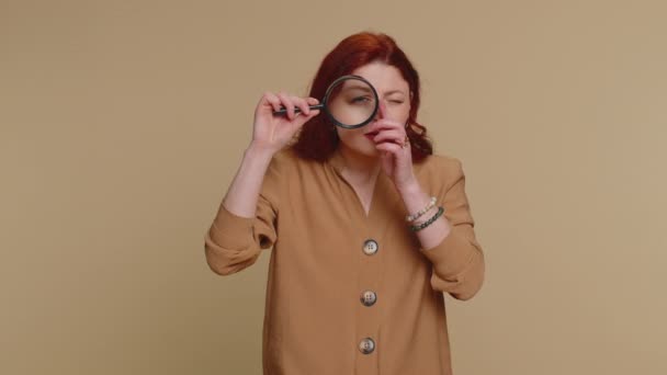 Investigator Researcher Scientist Woman Holding Magnifying Glass Face Looking Camera — Stock Video