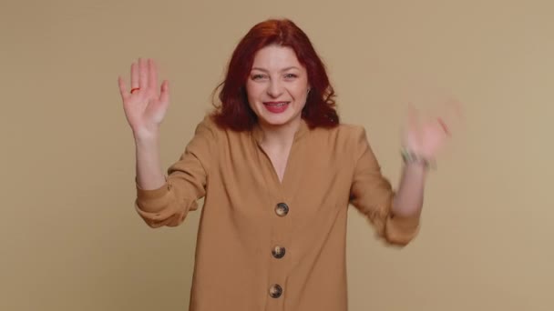 Chodź Dołącz Nas Witajcie Urocza Rudowłosa Kobieta Dłońmi Prosząca Przyłączenie — Wideo stockowe