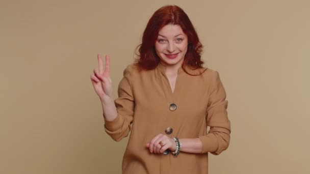 Hipster Ruda Kobieta Bluzce Pokazując Zwycięstwo Znak Nadzieję Sukces Wygrać — Wideo stockowe