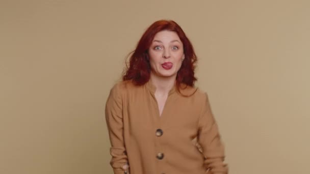 Amuzant Bucurie Femeie Sinceră Ani Bluza Face Jucăuș Expresii Faciale — Videoclip de stoc