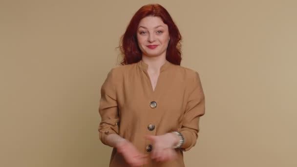 Ben Iyisiyim Beni Seç Kazanan Kızıl Saçlı Mutlu Kadın Kendini — Stok video