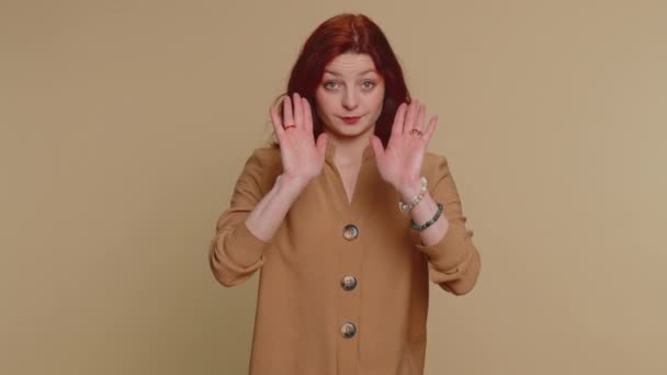 Hagyd Abba Vörös Hajú Azt Mondja Nincs Tenyérrel Összehajtott Keresztbe — Stock videók