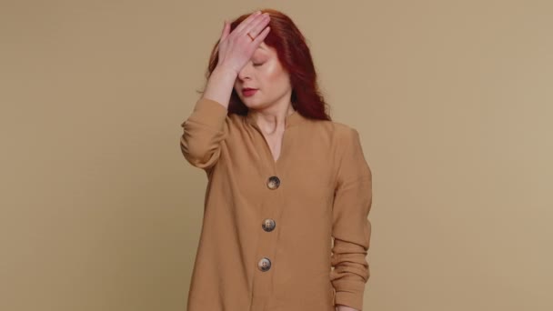 Palma Cara Que Vergonha Para Mulher Ruiva Perturbada Fazendo Gesto — Vídeo de Stock