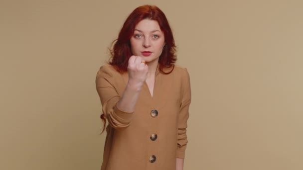 Агрессивная Злая Рыжая Женщина Пытается Драться Перед Камерой Трясти Кулаком — стоковое видео