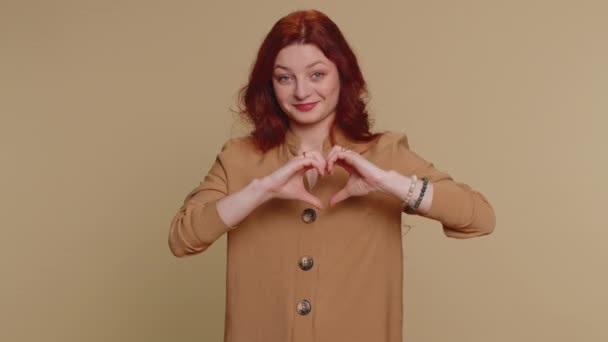 Ερωτευμένη Γυναίκα Χαμογελώντας Κοκκινομάλλα Γυναίκα Ετών Μπλούζα Κάνει Χειρονομία Καρδιά — Αρχείο Βίντεο