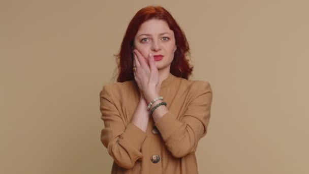 Hipster Κοκκινομάλλα Γυναίκα Αγγίζοντας Επώδυνο Μάγουλο Που Πάσχουν Από Πονόδοντο — Αρχείο Βίντεο