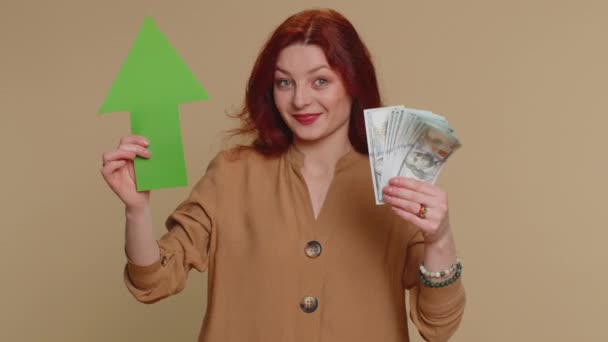 Happy Redhead Woman Winner Holding Arrow Sign Pointing Career Growth — Vídeo de stock