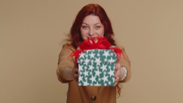Positiv Lächelnde Rothaarige Frau Präsentiert Geburtstagsgeschenkbox Streckt Hände Aus Bietet — Stockvideo