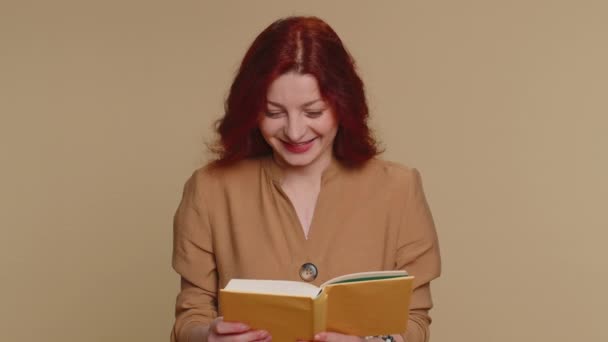 Szczęśliwa Ruda Kobieta Czyta Zabawne Ciekawe Bajki Książki Hobby Rekreacyjne — Wideo stockowe