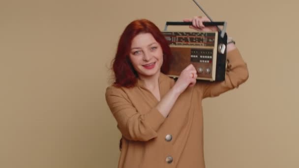 Mulher Ruiva Usando Gravador Fita Retro Para Ouvir Música Dança — Vídeo de Stock