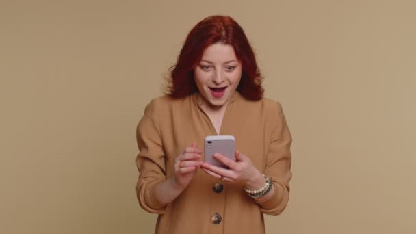 Boldog Izgatott Örömteli Vörös Hajú Blúzban Használja Mobiltelefon Gépelés Böngészés — Stock videók