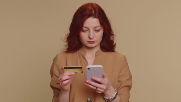 Sincere Redhead Woman Customer Using Credit Bank Card Smartphone While — Stock Video
