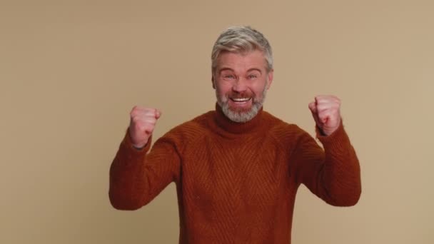 Счастливый Веселый Мужчина Средних Лет Кричать Поднимать Кулаки Жесте Сделал — стоковое видео