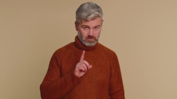 私ではなく それを望んでいません セーターを自分で指を指して 失敗の兆候を停止高齢者の不満 可愛いです中年男絶縁上のベージュスタジオ背景 — ストック動画