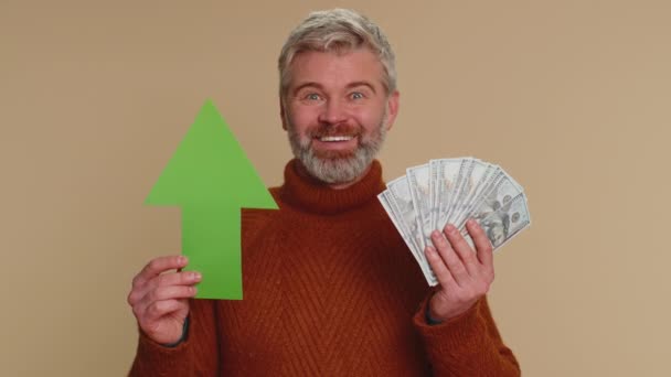 Happy Middle Aged Man Winner Holding Arrow Sign Pointing Career — Vídeo de stock