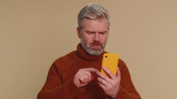 Ein Alter Mann Mittleren Alters Tippt Auf Dem Handy Herum — Stockvideo