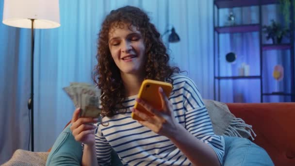 Young Woman Curly Hairstyle Using Credit Bank Card Smartphone While — Stockvideo