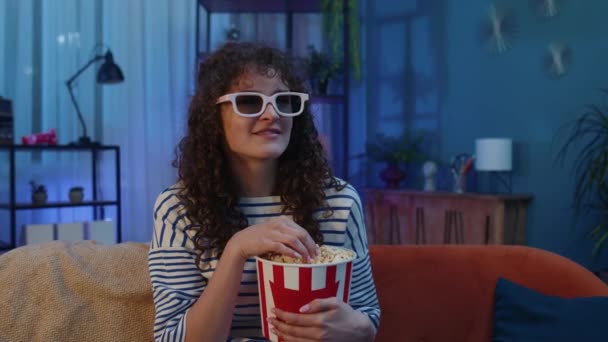 Spændt Ung Kvinde Sidder Sofaen Spise Popcorn Snacks Interessante Serie – Stock-video