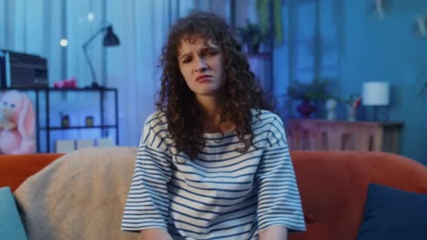 Jonge Vrouw Voelt Zich Hopeloos Eenzaam Zenuwinzinking Verliest Verrast Worden — Stockvideo