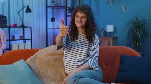 Наприклад Щаслива Жінка Кучерявою Зачіскою Дивиться Камеру Показуючи Великі Пальці — стокове відео