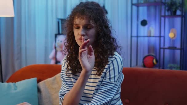 Sessiz Sessiz Lütfen Kıvırcık Saçlı Genç Bir Kadın Işaret Parmağını — Stok video