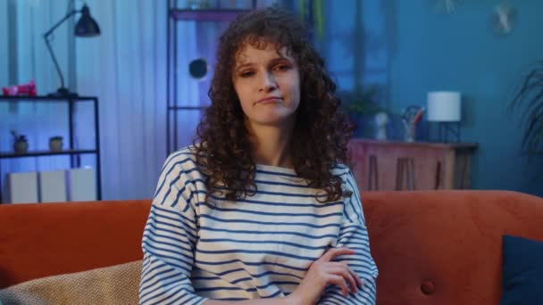 Неспокійно Засмучена Брюнетка Молода Жінка Реагує Неприємну Жахливу Ідею Незадоволену — стокове відео