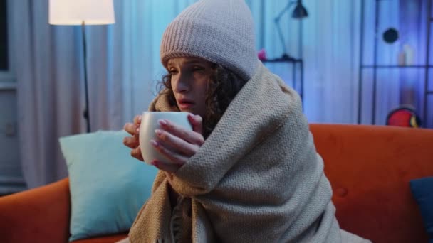 Mujer Joven Enferma Envuelta Tela Cuadros Sentada Temblando Frío Sofá — Vídeos de Stock