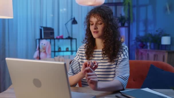 Молода Жінка Сидить Офісним Столом Закриваючи Ноутбук Після Закінчення Роботи — стокове відео