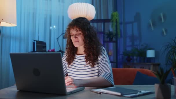 Nespokojená Žena Kudrnatý Svěží Účes Používat Notebook Psaní Procházení Práce — Stock video