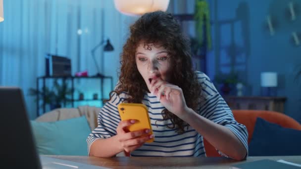 Glad Ung Kvinna Använder Mobiltelefon Skriva Bläddra Säga Wow Fick — Stockvideo