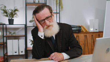 Stresli kıdemli işadamı işini kaybediyor. Ev işyerinde maddi sorunlar yaşıyor. Hayal kırıklığına uğramış yaşlı, serbest çalışan bir adam para borcunu düşünüyor, bütçe kaybını düşünüyor. Fazla çalışma