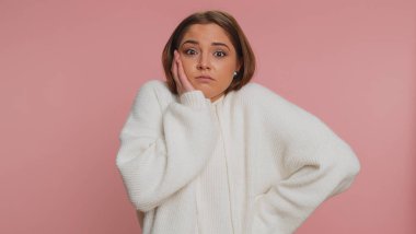 Ne diyecegimi bilmiyorum. Kafası karışmış bir kadın belirsiz bir soru hakkında utanmış, kuşkuları var, hiçbir fikri yok, bilgisiz ve kararsız. Pembe stüdyo duvarında tek başına yaşayan genç bir kız.