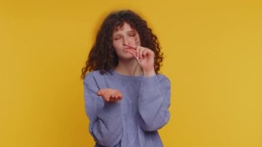 Biraz daha, lütfen bana ver. Kıvırcık saçlı kadın kuşkucu bir gülümseme sergiliyor, minimum işaret gösteriyor, boyunu ölçüyor. Sarı stüdyo geçmişinde yalnız yaşayan genç bir kız.