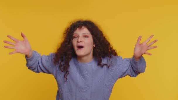 Wow Hello Welcome Curly Haired Woman Appear Waving Her Palm — Wideo stockowe