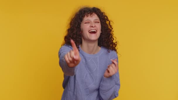 Забавная Кудрявая Женщина Указывающая Пальцем Камеру Громко Смеющаяся Насмехающаяся Над — стоковое видео