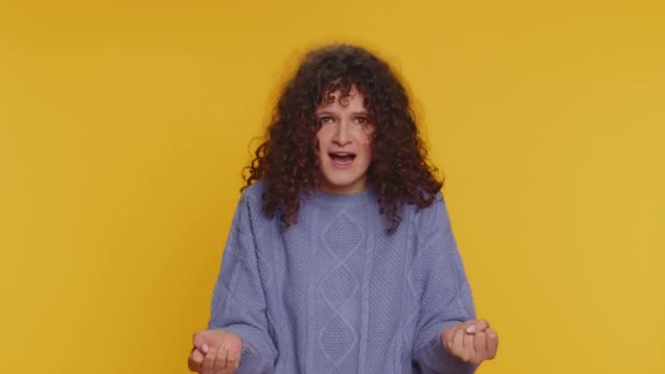 Dissatisfied Curly Haired Woman Asking Reason Failure Expressing Disbelief Irritation — Vídeo de stock