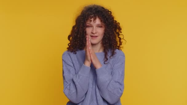 Sneaky Cunning Curly Haired Woman Tricky Face Gesticulating Scheming Evil — Video Stock