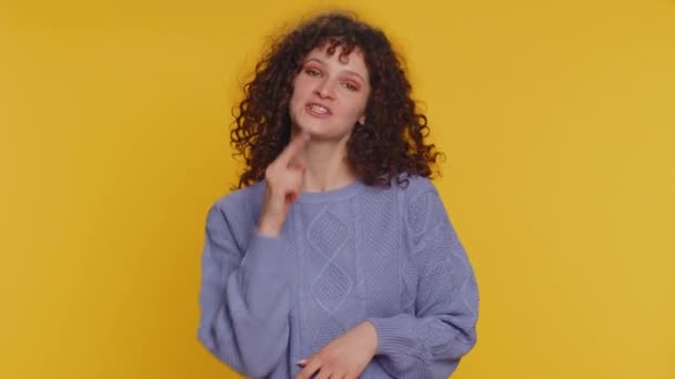 Aleg Tine Femeie Drăguță Părul Creț Arătând Spre Cameră Arătând — Videoclip de stoc