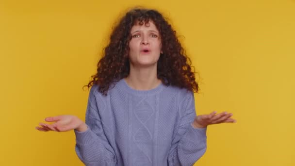 Waarom Oprechte Geïrriteerde Vrouw Steekt Hand Verontwaardigde Uitdrukking Vraagt Reden — Stockvideo