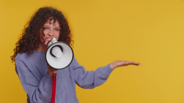 Щаслива Жінка Розмовляє Мегафоном Проголошуючи Новини Голосно Оголошуючи Рекламу Попереджаючи — стокове відео
