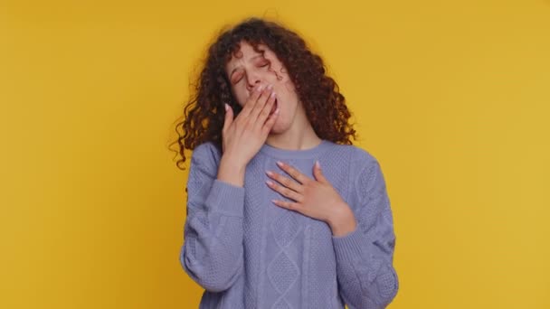Tired Curly Haired Woman Yawning Sleepy Inattentive Feeling Somnolent Lazy — Stockvideo