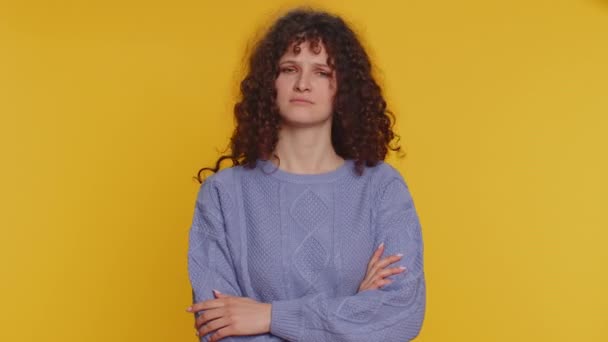 Displeased Upset Curly Haired Woman Reacting Unpleasant Awful Idea Dissatisfied — Vídeos de Stock