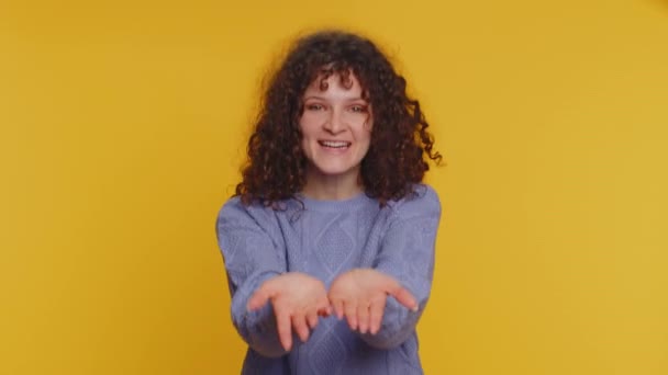 Free Gifts Presents You Curly Haired Woman Opening Hands Glad — Vídeo de Stock