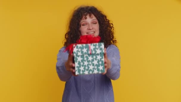 Pozitivní Usmívající Kudrnatá Žena Představující Narozeninovou Dárkovou Krabičku Natáhne Ruce — Stock video