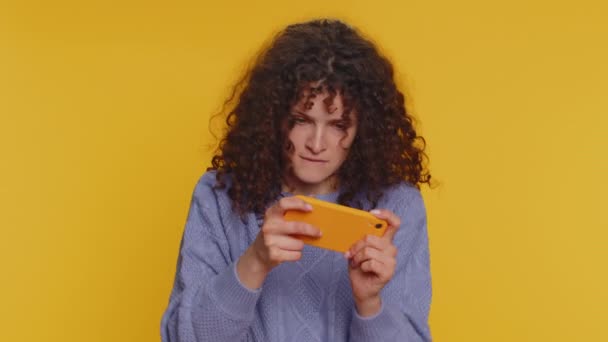 Endişeli Komik Bağımlı Kadın Cep Telefonuyla Yarış Oyunları Oynuyor Genç — Stok video