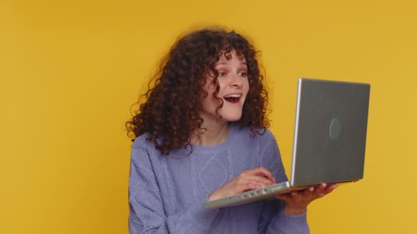 Χαρά Νέα Σγουρά Μαλλιά Γυναίκα Χρησιμοποιούν Φορητό Υπολογιστή Κραυγή Στην — Αρχείο Βίντεο